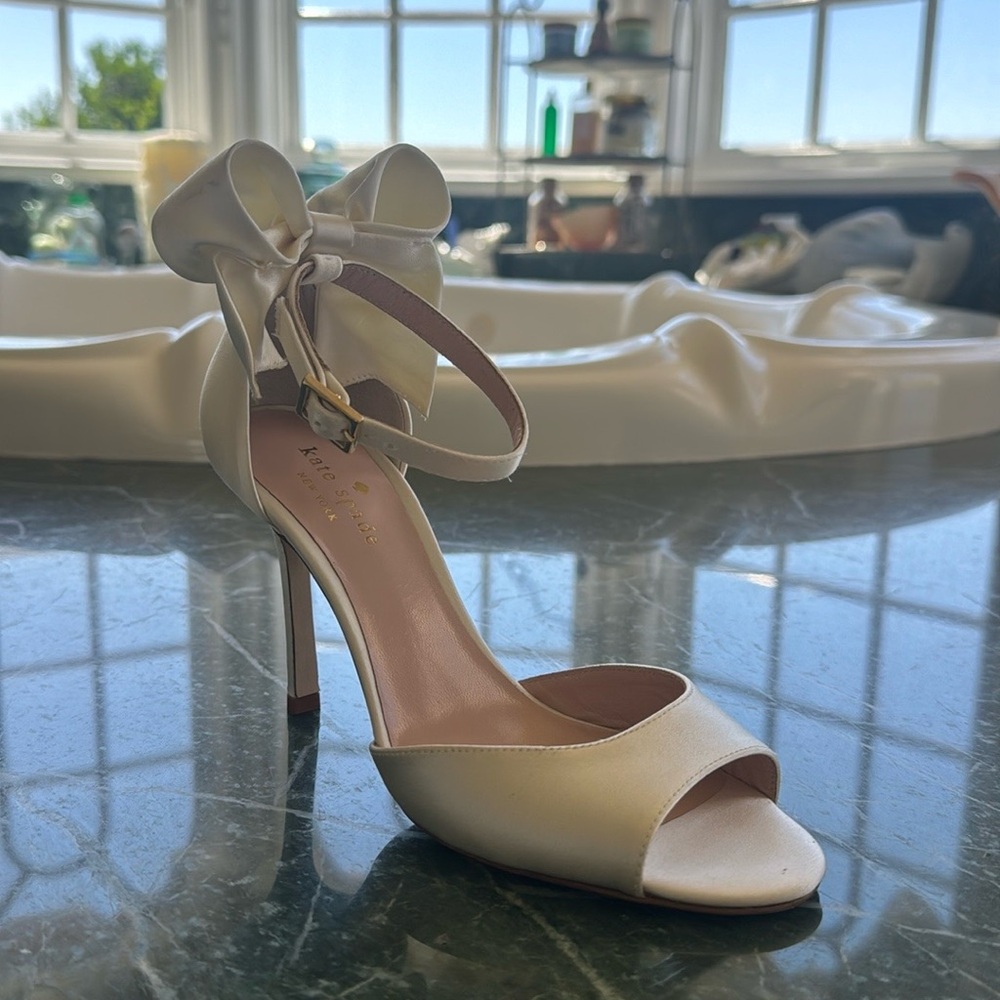 Elegant Cream Heels with Bow by Kate Spade - NEVER USED - Still in box!